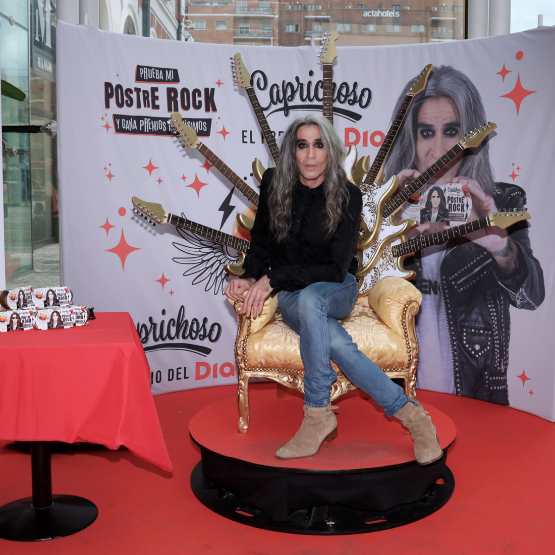 Dia y Mario Vaquerizo revolucionan el Centro Comercial Príncipe Pío con su “Postre Rock Caprichoso, el Premio del día”