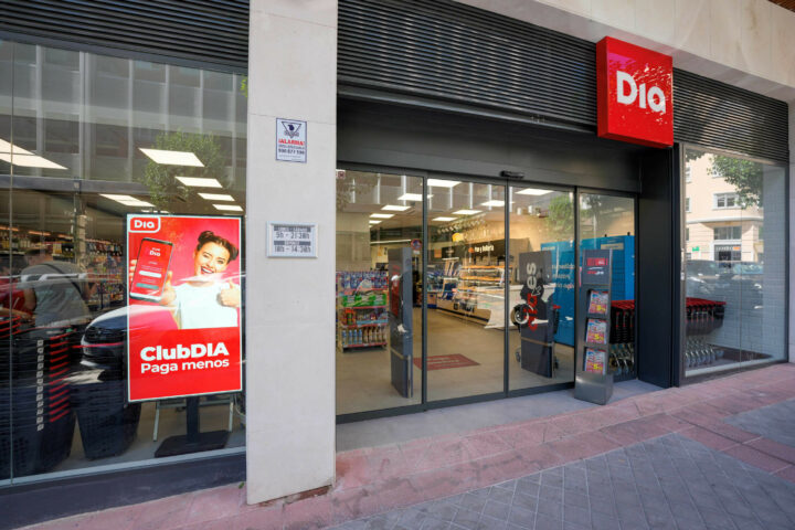 Dia Group completes its business transformation and simplification process, focusing on Spain and Argentina, where it improves its Adjusted EBITDA by 45 million euros in the first half of 2024 and reduces its debt by 92 million euros.